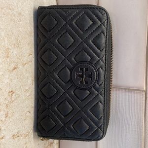 Tory Burch wallet in very good condition.